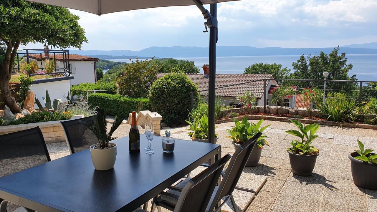 Divine View Apartma Njivice Esterno foto