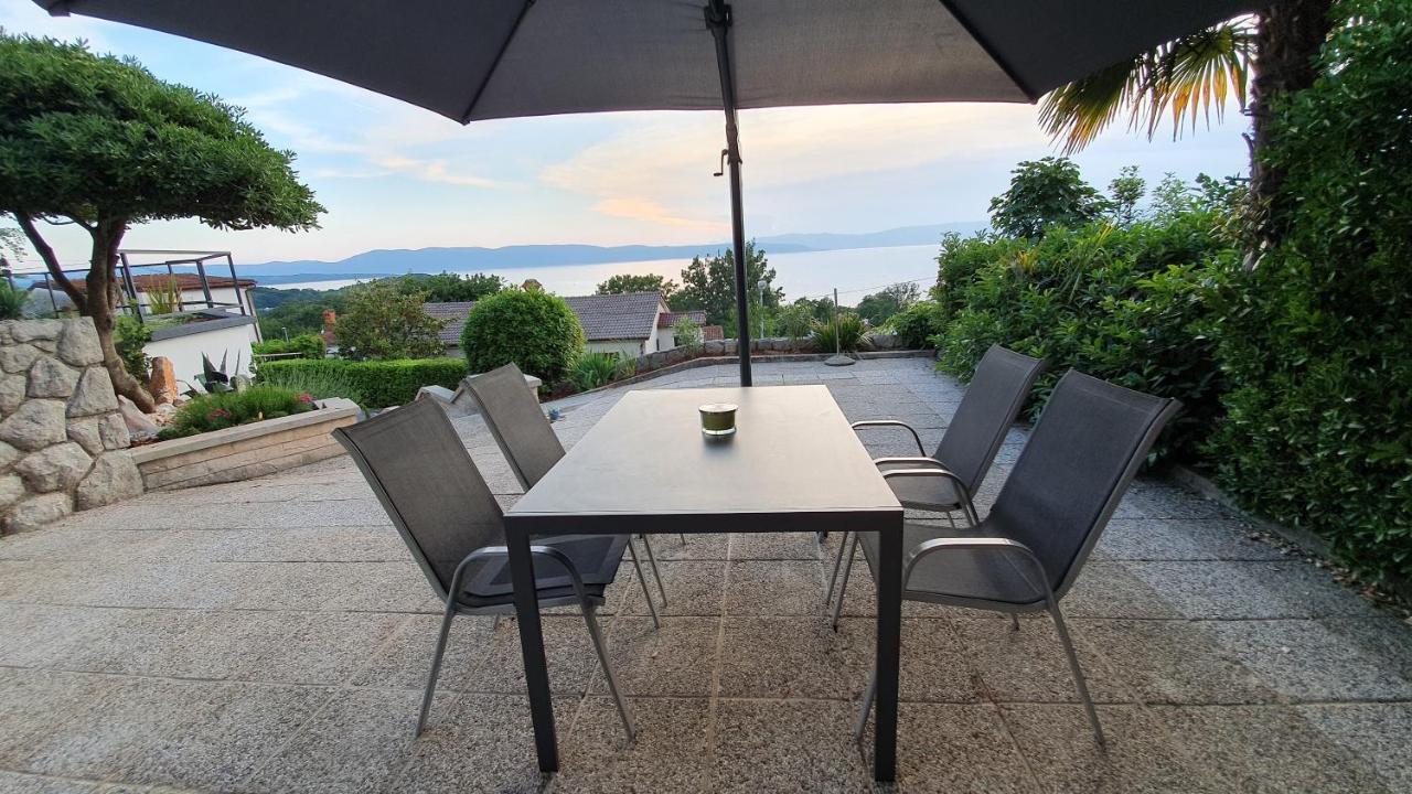 Divine View Apartma Njivice Esterno foto