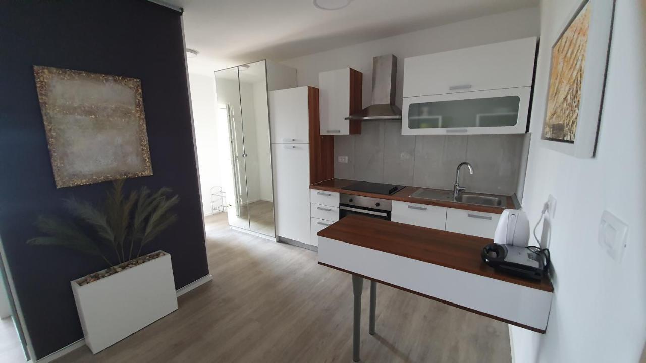 Divine View Apartma Njivice Esterno foto