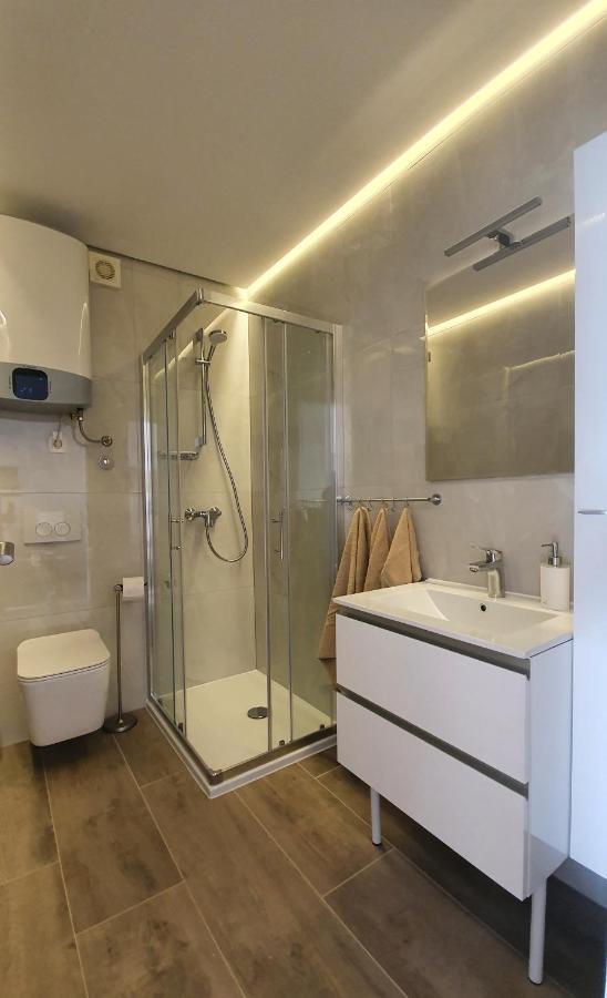 Divine View Apartma Njivice Esterno foto