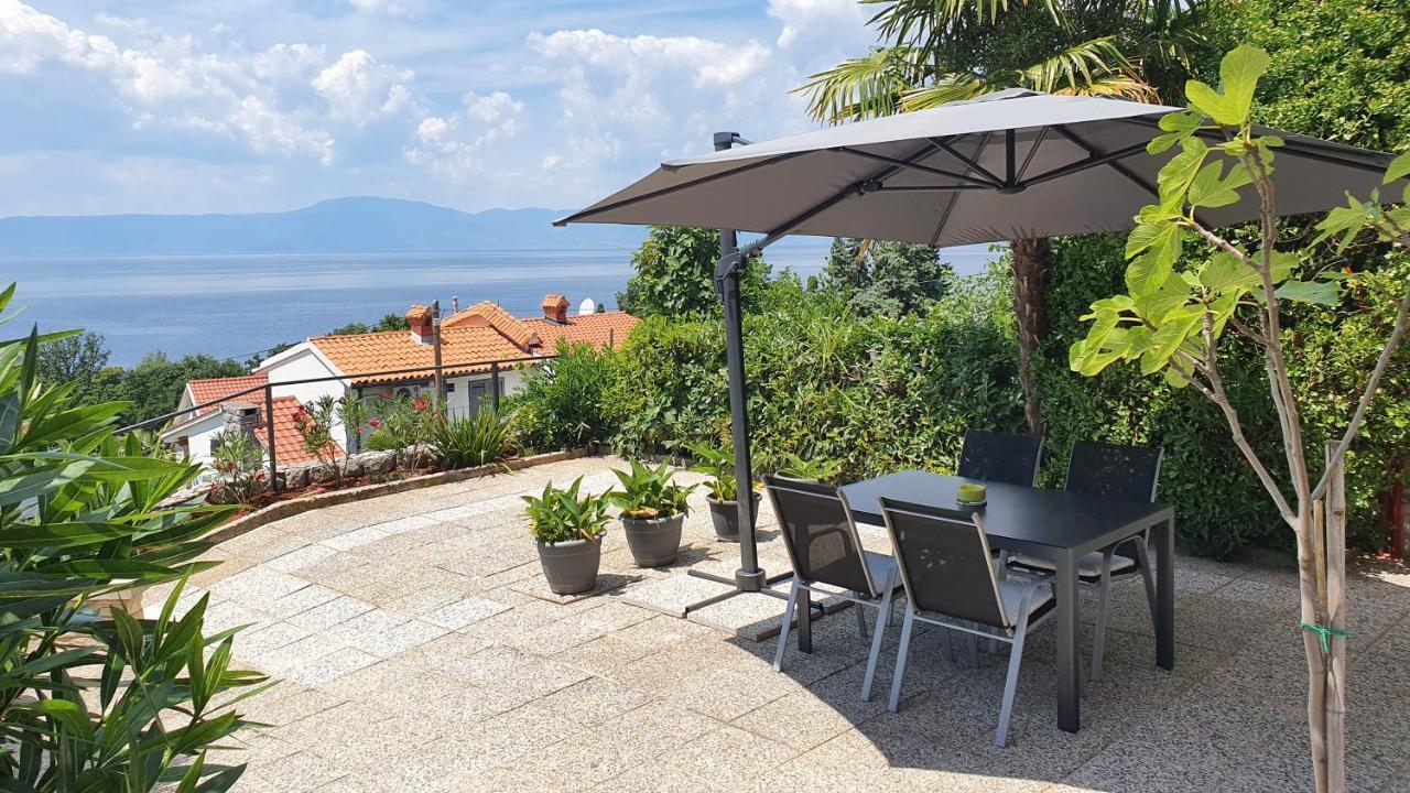 Divine View Apartma Njivice Esterno foto