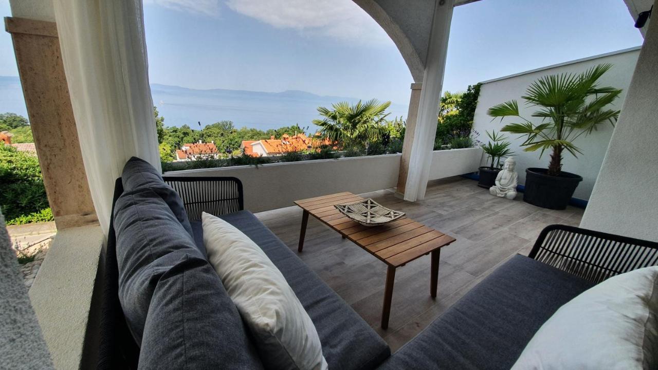 Divine View Apartma Njivice Esterno foto