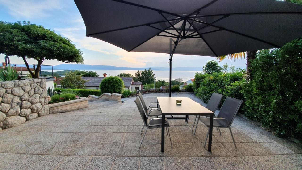Divine View Apartma Njivice Esterno foto