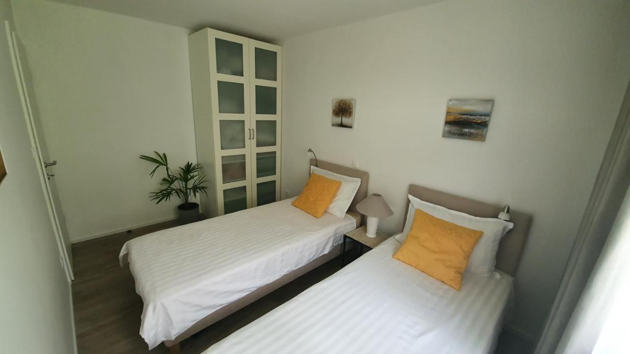 Divine View Apartma Njivice Esterno foto